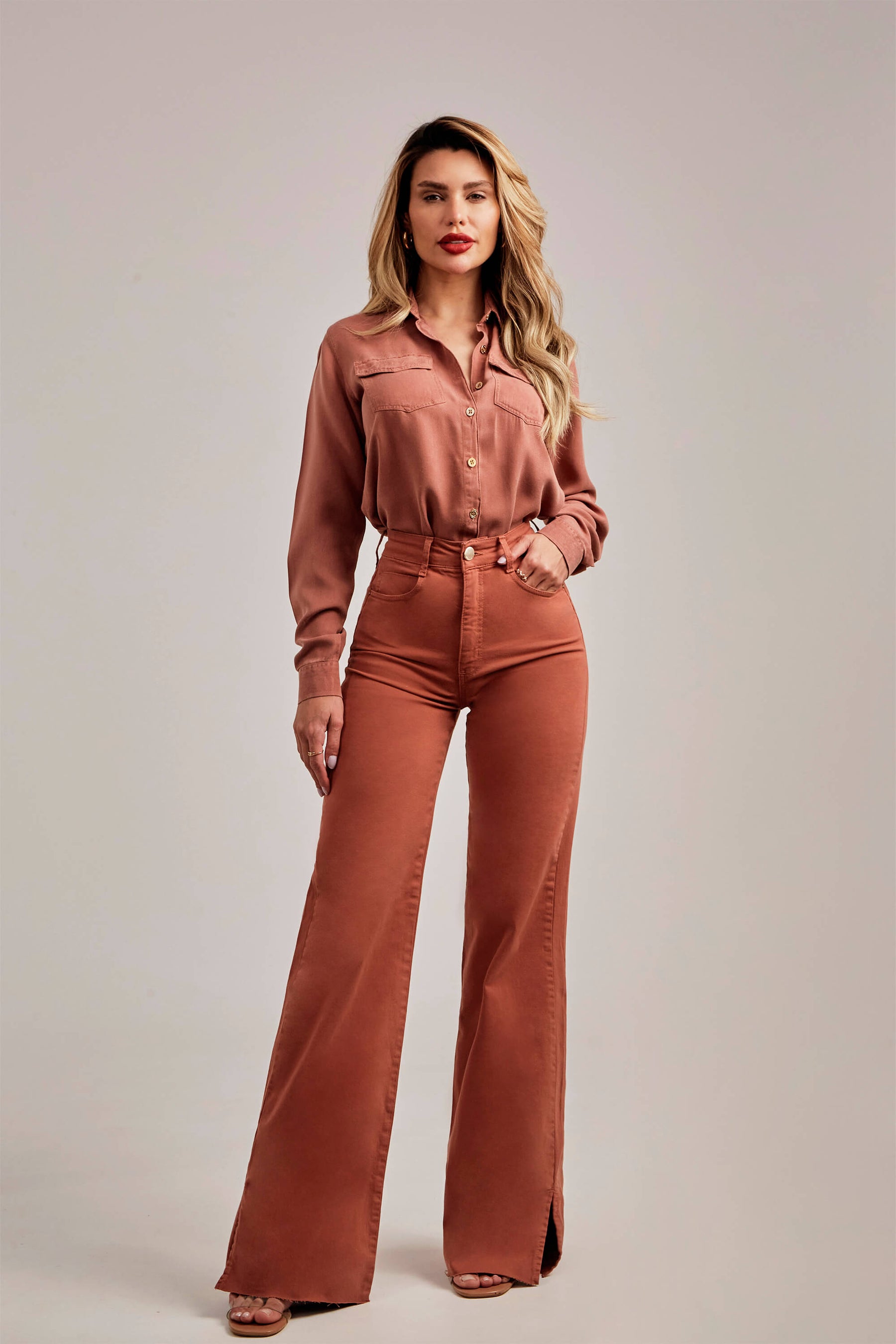 Calça Jeans Modeladora Wide Leg com Fenda Terracota