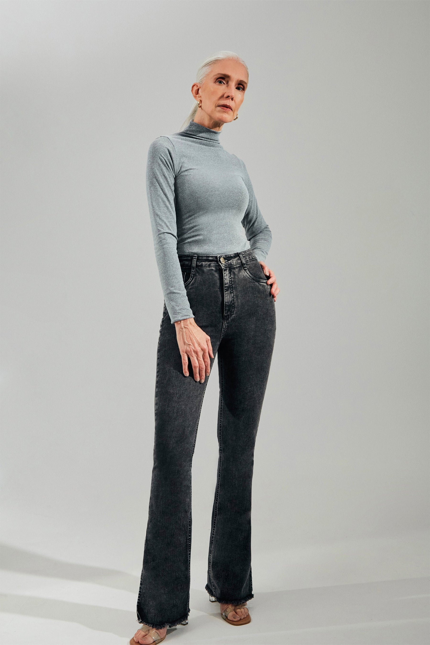 Calça Jeans Modeladora Boot Cut Cinza Cós Super Alto