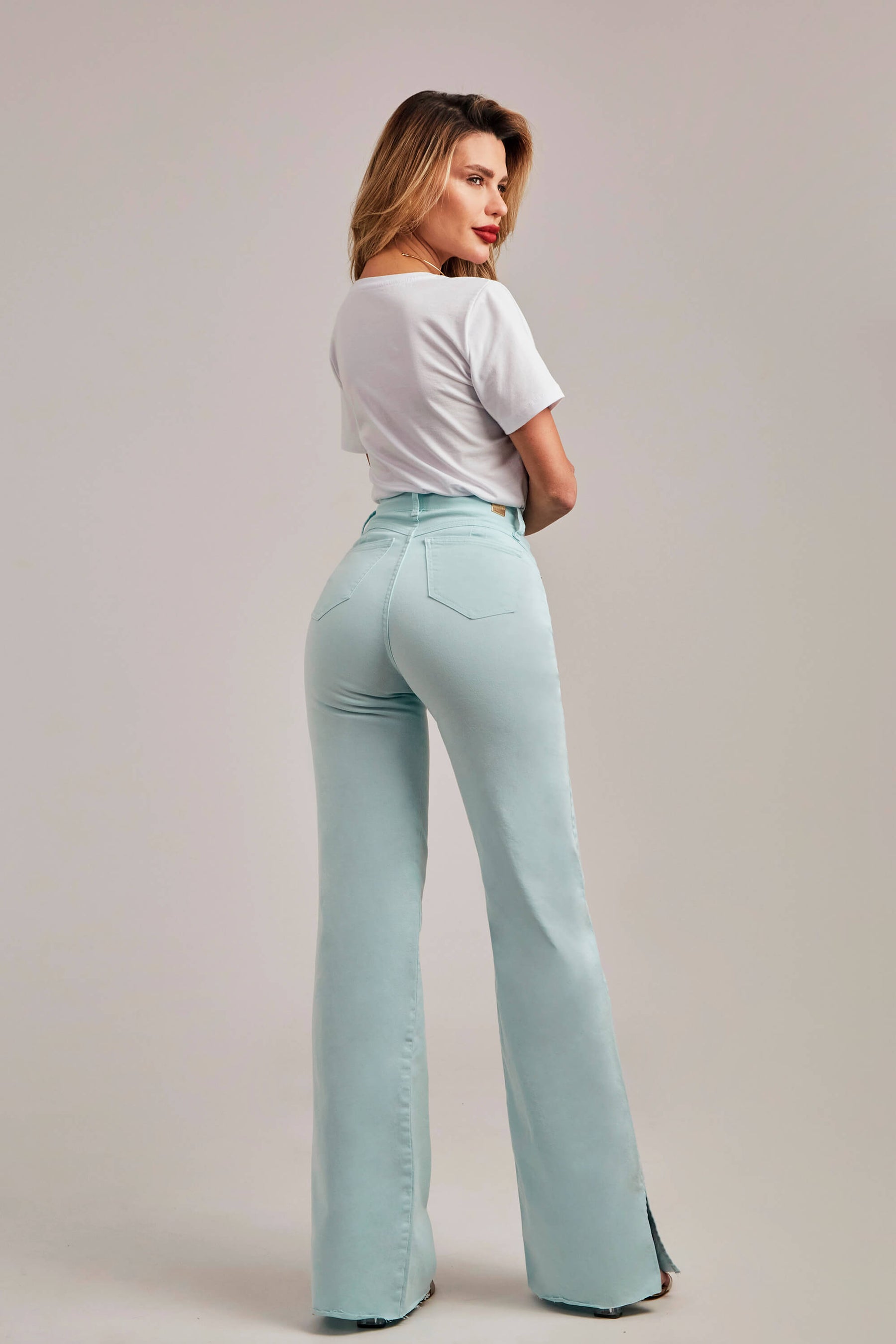 Calça Jeans Modeladora Wide Leg com Fenda Aqua Cós Super Alto