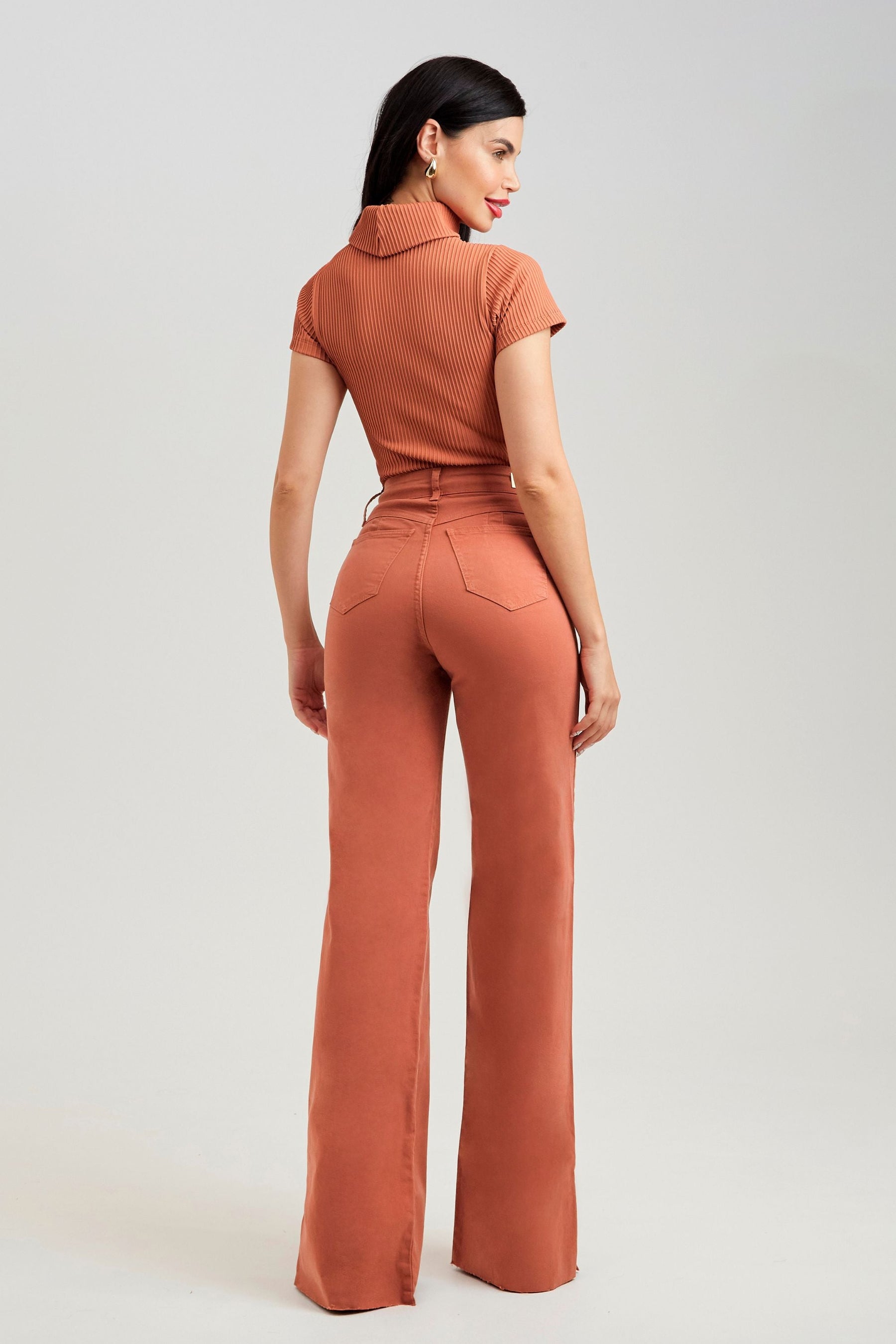 Calça Jeans Modeladora Wide Leg com Fenda Terracota