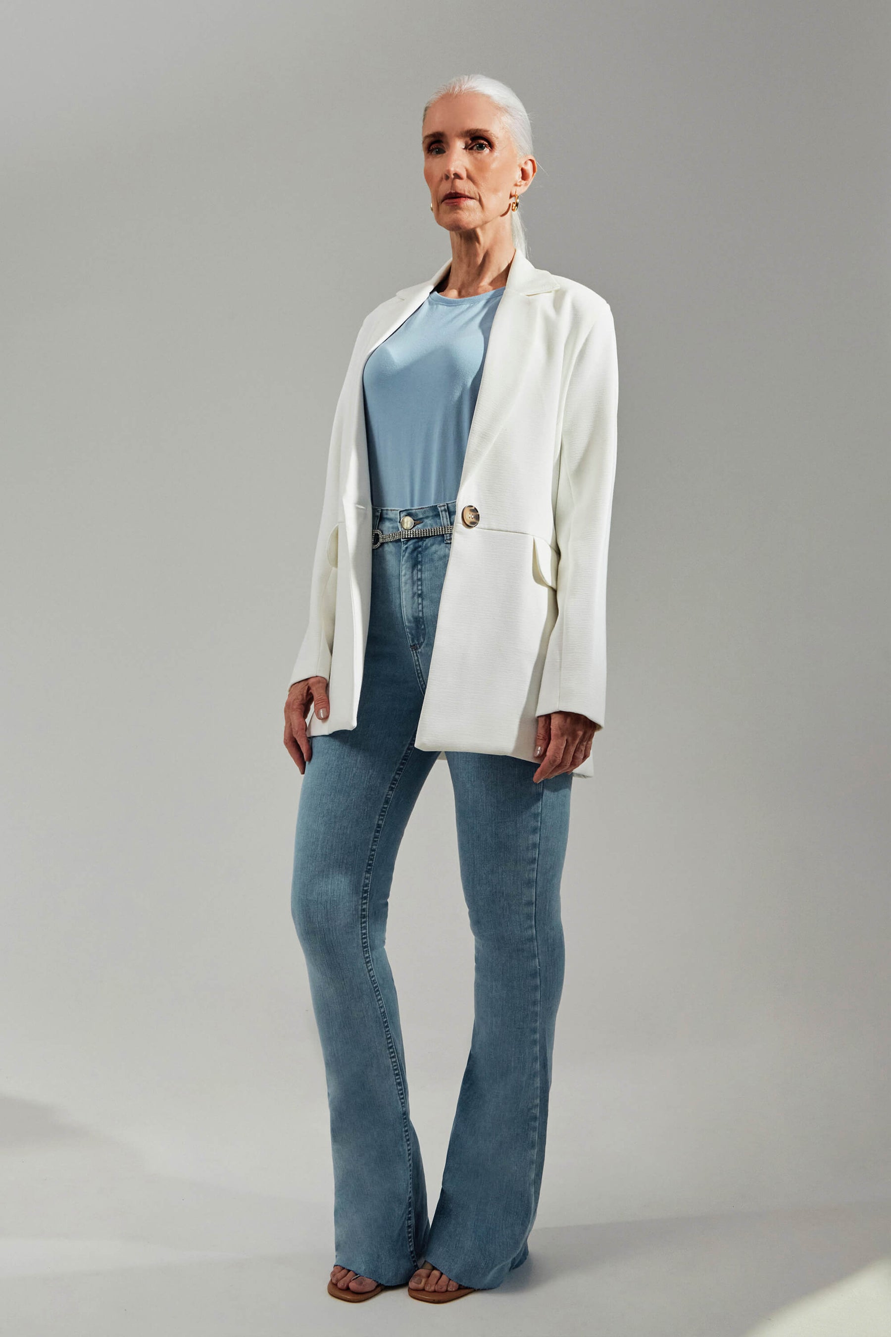Calça Jeans Modeladora Revolucionária Flare Clara Cós Super Alto
