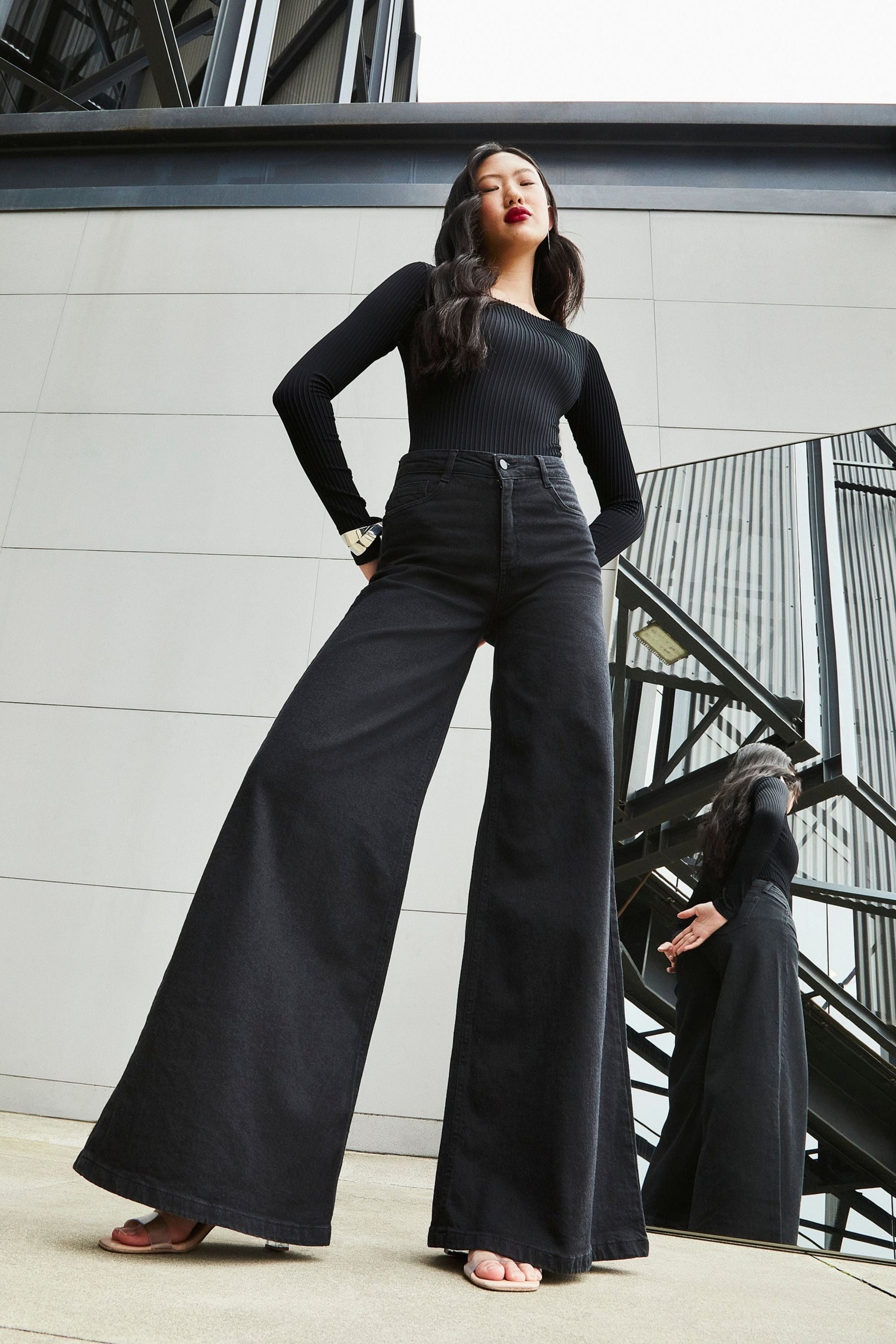 Calça Jeans Modeladora Pantalona Preta Cós Médio