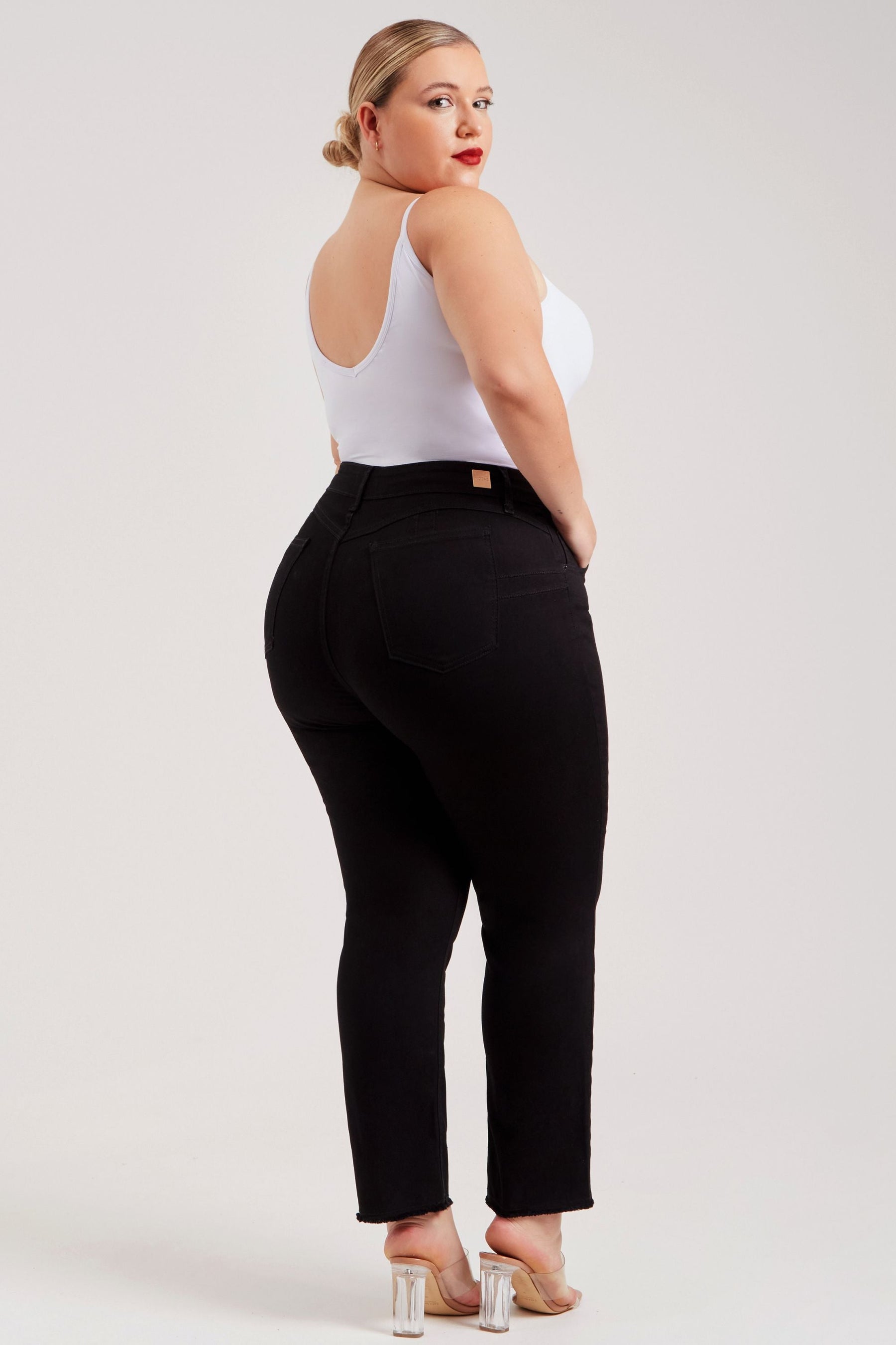 Calça Jeans Modeladora Reta Preto Intenso Cós Médio