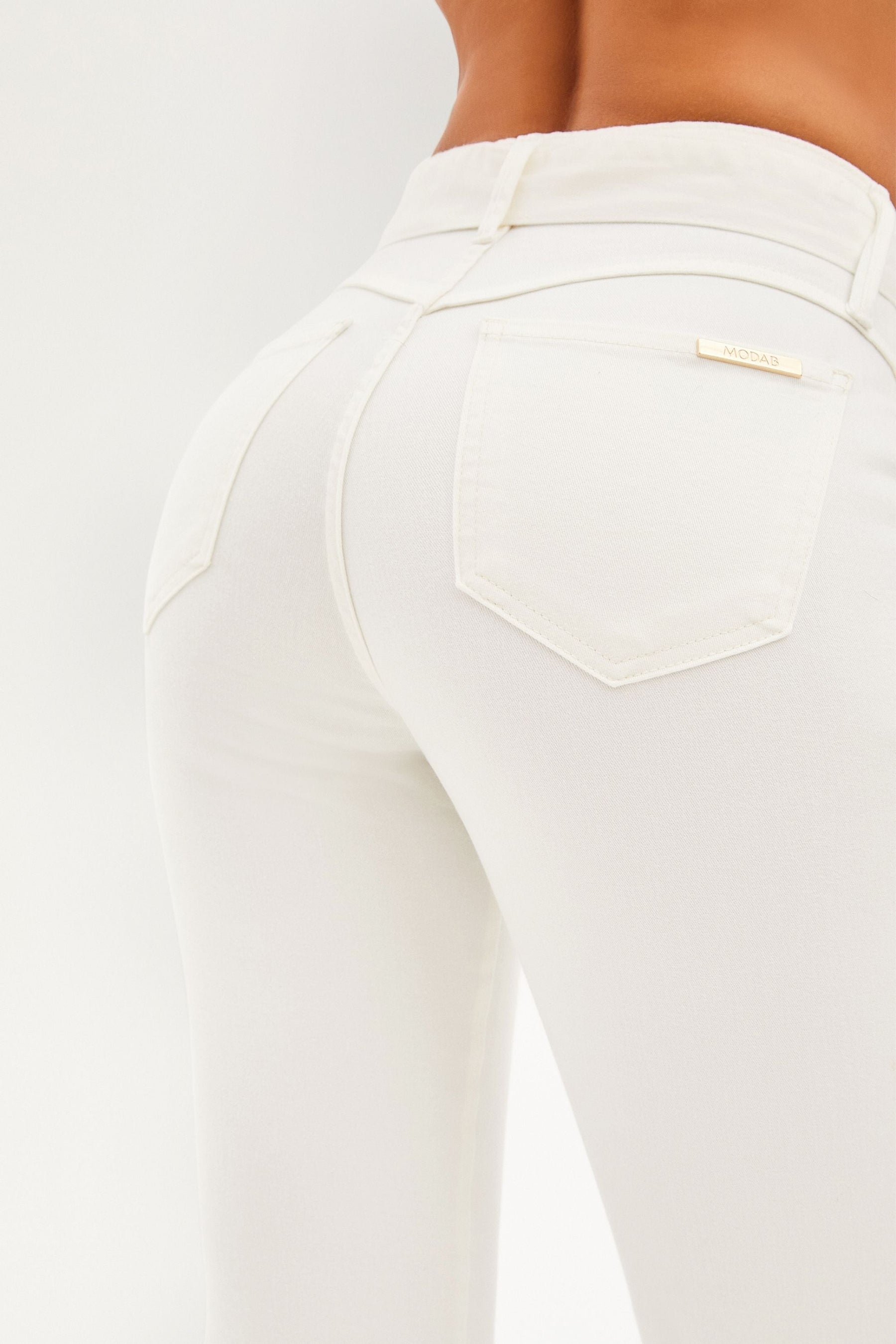 Calça Jeans de Rica Tecnológica Reta Off White Cós Médio