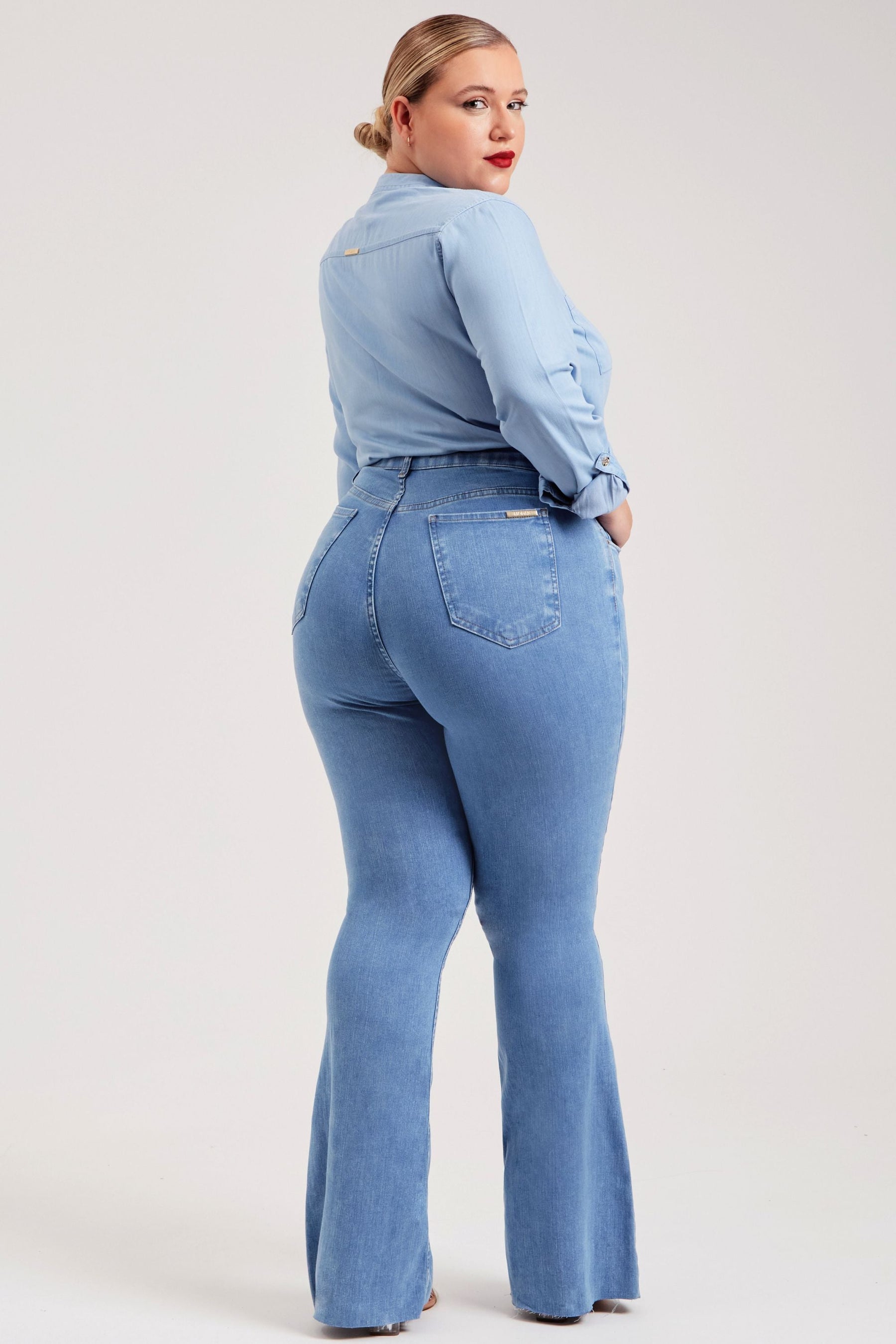 Calça Jeans Modeladora Revolucionária Flare Clara Cós Super Alto