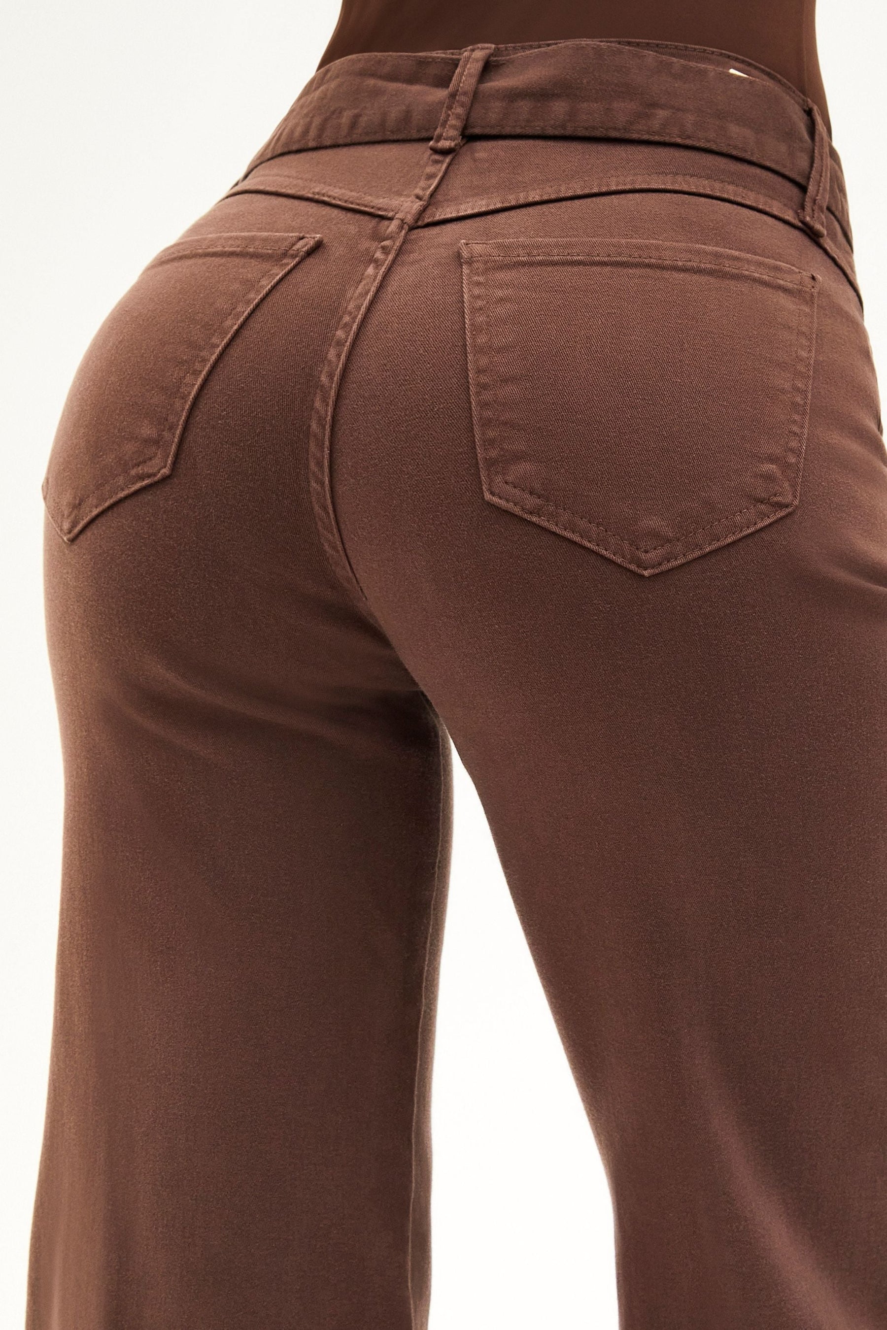 Calça Jeans de Rica Tecnológica Wide Leg Coffee Cós Médio