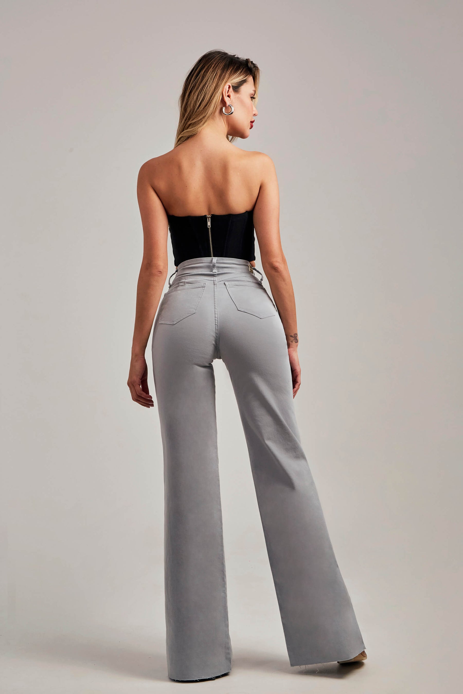 Calça Jeans Modeladora Wide Leg com Fenda Cinza Cristal