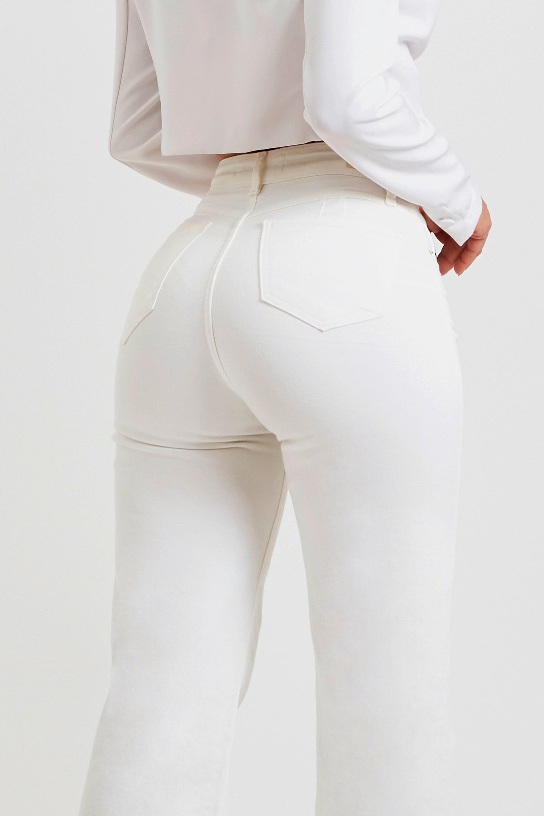 Calça Jeans Modeladora Off White Wide Leg Cós Super Alto