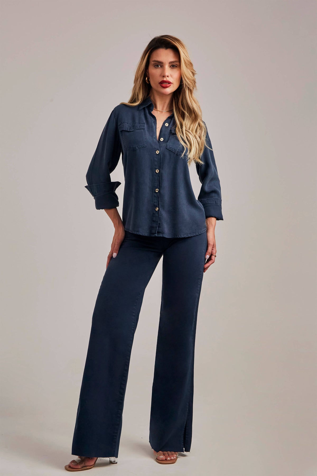 Calça Jeans Modeladora Wide Leg Com Fenda Azul Marinho Cós Super Alto