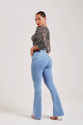 Calça Jeans Modeladora Revolucionária Flare Clara Cós Super Alto