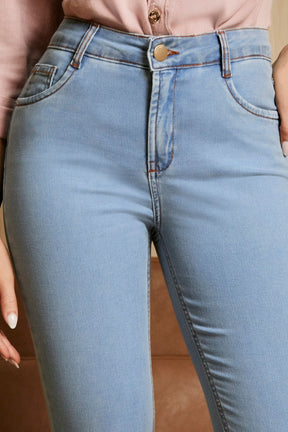 Calça Jeans Modeladora Inesquecível Boot Cut Clara Cós Médio
