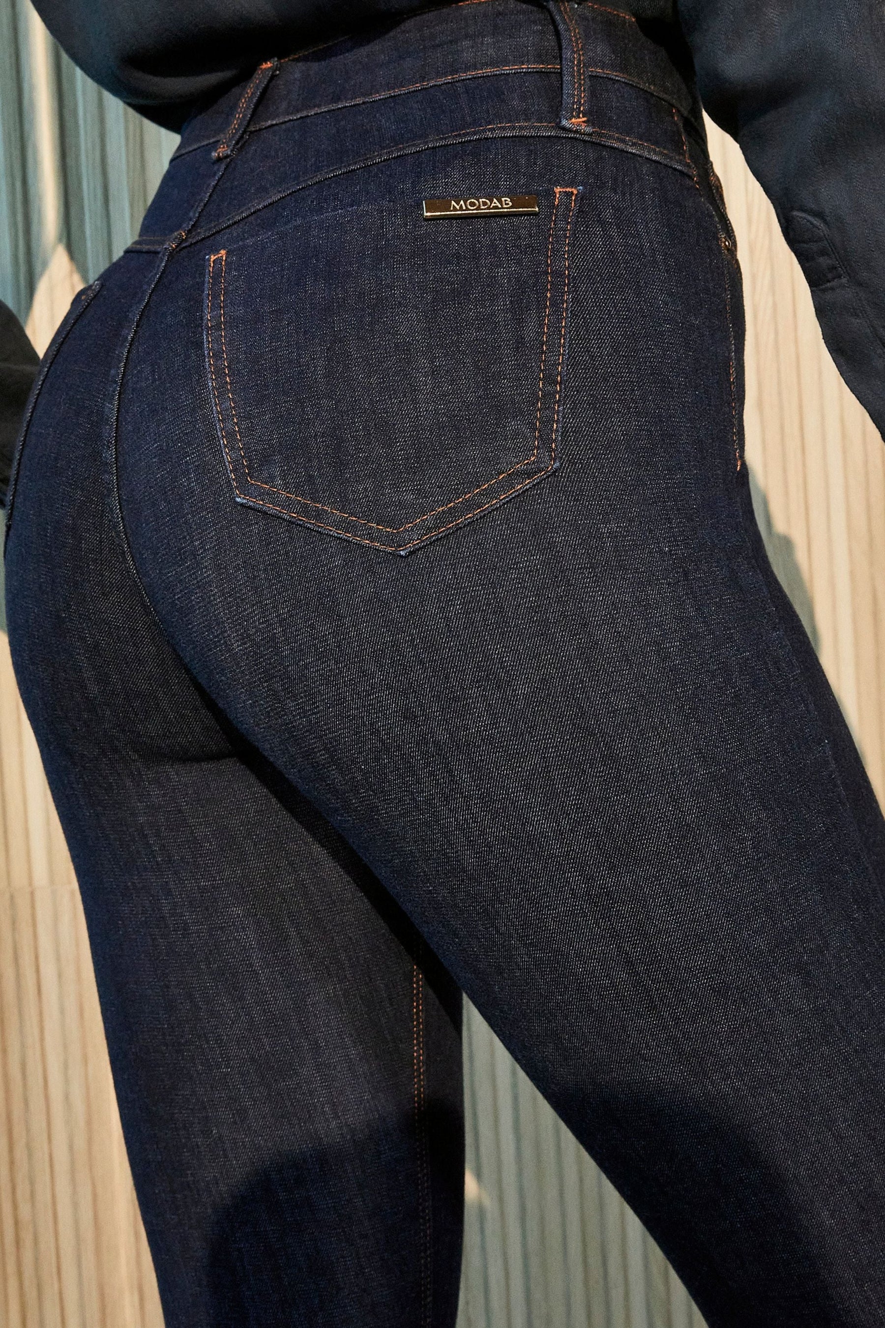 Calça Jeans Modeladora Revolucionária Skinny Escura Cós Super Alto